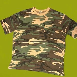 Vintage 1980’s green multi camo/camouflage single stitch t-shirt.